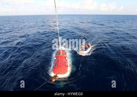 South China Sea. 26. April 2017. Chinas bemannte Tauchpumpe Jiaolong beginnt seinen ersten Tauchgang in diesem Jahr in das Südchinesische Meer, Süd-China, 26. April 2017. Chinesische Wissenschaftler begann am Dienstag, den Anfang der zweiten Stufe Chinas 38. ozeanischen Expedition Tiefsee Mission in das Südchinesische Meer. Bildnachweis: Xinhua/Alamy Live-Nachrichten Stockfoto