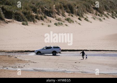 Croyde Strand, Devon, UK. 26. April 2017. Sonnigen Tag am Strand von Lügner. Bildnachweis: DTNews/Alamy Live-Nachrichten Stockfoto