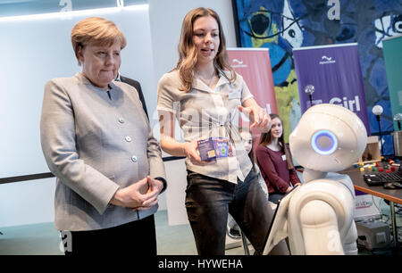 Berlin, Deutschland. 26. April 2017. Deutsche Bundeskanzlerin Angela Merkel (CDU) testet einen Roboter neben zwei Mädchen bei der Eröffnungsveranstaltung der Girls Day im Kanzleramt in Berlin, Deutschland, 26. April 2017. Einen Technik-Parcours wurde in der Kanzlei bei der Gelegenheit präsentiert fo Zukunftstag für Mädchen, an dem die jungen Frauen über Stammzellen Jobs lernen können. Foto: Michael Kappeler/Dpa/Alamy Live News Stockfoto