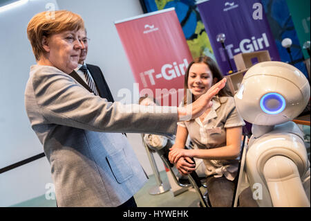 Berlin, Deutschland. 26. April 2017. Deutsche Bundeskanzlerin Angela Merkel (CDU) testet einen Roboter neben zwei Mädchen bei der Eröffnungsveranstaltung der Girls Day im Kanzleramt in Berlin, Deutschland, 26. April 2017. Einen Technik-Parcours wurde in der Kanzlei bei der Gelegenheit präsentiert fo Zukunftstag für Mädchen, an dem die jungen Frauen über Stammzellen Jobs lernen können. Foto: Michael Kappeler/Dpa/Alamy Live News Stockfoto