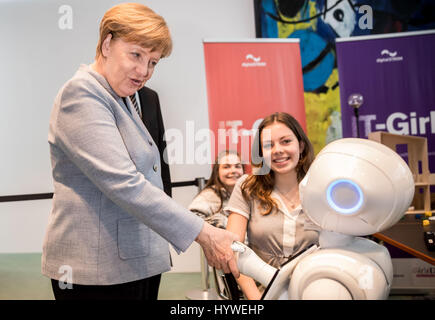 Berlin, Deutschland. 26. April 2017. Deutsche Bundeskanzlerin Angela Merkel (CDU) testet einen Roboter neben zwei Mädchen bei der Eröffnungsveranstaltung der Girls Day im Kanzleramt in Berlin, Deutschland, 26. April 2017. Einen Technik-Parcours wurde in der Kanzlei bei der Gelegenheit präsentiert fo Zukunftstag für Mädchen, an dem die jungen Frauen über Stammzellen Jobs lernen können. Foto: Michael Kappeler/Dpa/Alamy Live News Stockfoto