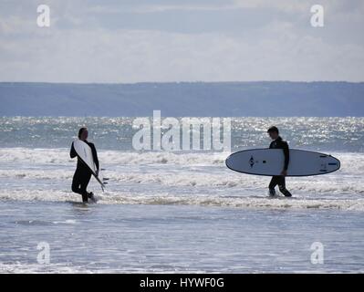 Croyde Strand, Devon, UK. 26. April 2017. Surfer an einem sonnigen Tag am Strand von Lügner. Bildnachweis: DTNews/Alamy Live-Nachrichten Stockfoto