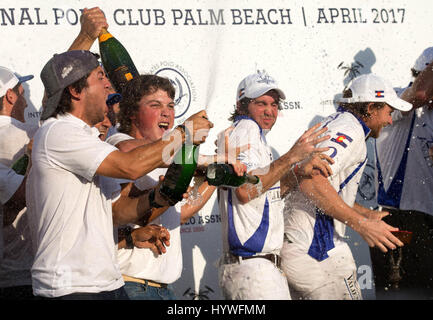 Wellington, Florida, USA. 26. April 2017. Valiente feiert Gewinn der 113. US Open Polo-Finale am International Polo Club Palm Beach in Wellington, Florida am 25. April 2017. Die U.S. Open Polo Championship wurde am vergangenen Sonntag wegen starken Regens verschoben. Valiente besiegte Orchard Hill in 13-12 in Überstunden. Bildnachweis: Allen Eyestone/The Palm Beach Post/ZUMA Draht/Alamy Live-Nachrichten Stockfoto