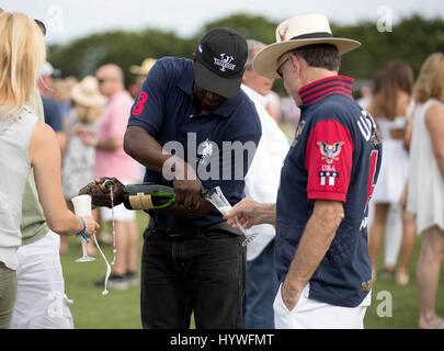 Wellington, Florida, USA. 26. April 2017. PLO-Fans tanken Champagner während der Halbzeit des 113. U.S. Open Championship im International Polo Club Palm Beach in Wellington, Florida am 25. April 2017. Die U.S. Open Polo Championship wurde am vergangenen Sonntag wegen starken Regens verschoben. Bildnachweis: Allen Eyestone/The Palm Beach Post/ZUMA Draht/Alamy Live-Nachrichten Stockfoto