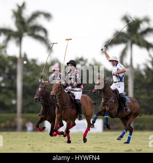 Wellington, Florida, USA. 26. April 2017. Orchard Hill Vs Valiente im Finale der 113. U.S. Open Championship im International Polo Club Palm Beach in Wellington, Florida am 25. April 2017. Die U.S. Open Polo Championship wurde am vergangenen Sonntag wegen starken Regens verschoben. Bildnachweis: Allen Eyestone/The Palm Beach Post/ZUMA Draht/Alamy Live-Nachrichten Stockfoto