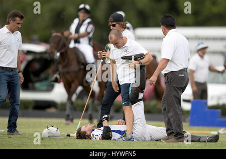 Wellington, Florida, USA. 26. April 2017. Valiente Matias Torres Zavaleta erstreckt sich zwischen Chukkers im Finale der US Open Finale 113. bei International Polo Club Palm Beach in Wellington, Florida am 25. April 2017. Die U.S. Open Polo Championship wurde am vergangenen Sonntag wegen starken Regens verschoben. Bildnachweis: Allen Eyestone/The Palm Beach Post/ZUMA Draht/Alamy Live-Nachrichten Stockfoto