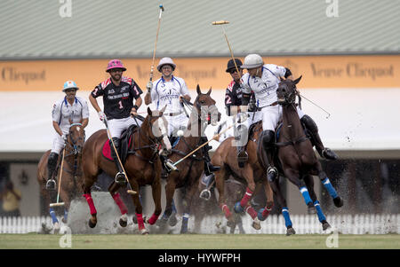 Wellington, Florida, USA. 26. April 2017. Orchard Hill Vs Valiente im Finale der 113. US Open Finale am International Polo Club Palm Beach in Wellington, Florida am 25. April 2017. Die U.S. Open Polo Championship wurde am vergangenen Sonntag wegen starken Regens verschoben. Bildnachweis: Allen Eyestone/The Palm Beach Post/ZUMA Draht/Alamy Live-Nachrichten Stockfoto