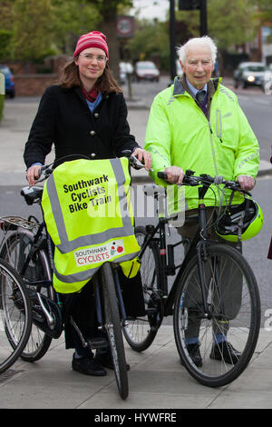 London, UK. 26. April 2017. Helen Hayes, Arbeits-Wartungstafel für Dulwich und West Norwood verbindet Southwark Radfahrer an einer Cycle2Work teilnehmen (C2W) Tag sollen mehr Menschen arbeiten in Southwark zu radeln, zu arbeiten, zu fördern, wodurch Straße Verkehrsaufkommen. C2W Tag umfasste Fahrrad Züge, Dr Bike Befestigung Fahrräder in der Tooley Street und Reiten zu arbeiten, eine Initiative für Southwark Rat Personal, Fahrrad fahren, zu arbeiten. Bildnachweis: Mark Kerrison/Alamy Live-Nachrichten Stockfoto