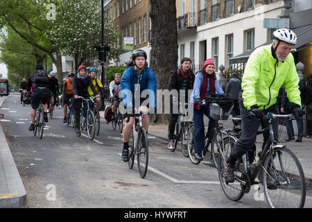 London, UK. 26. April 2017. Southwark Radfahrer kommen andere Radfahrer in der Nähe von Southwark Station auf einer Cycle2Work (C2W) Tag sollen mehr Menschen arbeiten in Southwark zu radeln, zu arbeiten, zu fördern, wodurch Straße Verkehrsaufkommen. C2W Tag umfasste nicht nur Fahrrad Züge, sondern auch Dr. Bike Befestigung Fahrräder in der Tooley Street und Reiten zu arbeiten, eine Initiative für Southwark Rat Personal, Fahrrad fahren, zu arbeiten. Bildnachweis: Mark Kerrison/Alamy Live-Nachrichten Stockfoto