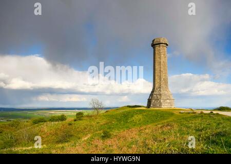 Portesham, Dorset, UK.  26. April 2017.  Großbritannien Wetter.  Sonnenschein am Hardy-Denkmal in der Nähe von Portesham in Dorset mit einer dunklen Dusche Wolke overhead.  Hardys Denkmal Comemorates Vice-Admiral Sir Thomas Masterman Hardy, die Flagge Kapitän unter Nelson an Bord der HMS Victory in der Schlacht von Trafalgar war.  Hardy lebte in dem nahe gelegenen Dorf Portesham.  Das Denkmal ist im Besitz des National Trust.  Bildnachweis: Graham Hunt/Alamy Live-Nachrichten Stockfoto