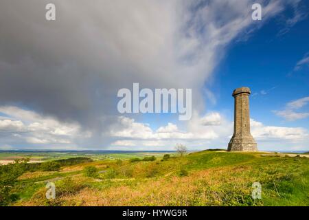 Portesham, Dorset, UK.  26. April 2017.  Großbritannien Wetter.  Sonnenschein am Hardy-Denkmal in der Nähe von Portesham in Dorset mit einer dunklen Dusche Wolke nähert sich.  Hardys Denkmal Comemorates Vice-Admiral Sir Thomas Masterman Hardy, die Flagge Kapitän unter Nelson an Bord der HMS Victory in der Schlacht von Trafalgar war.  Hardy lebte in dem nahe gelegenen Dorf Portesham.  Das Denkmal ist im Besitz des National Trust.  Bildnachweis: Graham Hunt/Alamy Live-Nachrichten Stockfoto