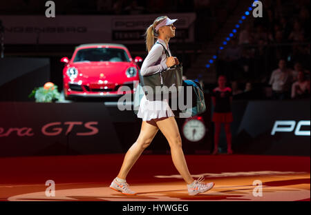 Stuttgart, Deutschland. 26. April 2017. Maria Sharapova aus Russland rund um gegen Italiens Vinci zu spielen, bevor ihre erste Runde Tennis match bei den Porsche Tennis Grand Prix in Stuttgart, Deutschland, 26. April 2017. Bildnachweis: Dpa picture Alliance/Alamy Live News Stockfoto