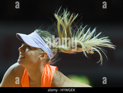 Stuttgart, Deutschland. 26. April 2017. Maria Sharapova aus Russland schlägt gegen Italiens Vinci während ihrer ersten Runde Tennis-Match beim Porsche Tennis Grand Prix in Stuttgart, Deutschland, 26. April 2017. Bildnachweis: Dpa picture Alliance/Alamy Live News Stockfoto