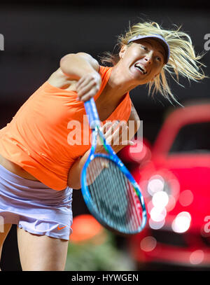 Stuttgart, Deutschland. 26. April 2017. Maria Sharapova aus Russland dient gegen Italiens Vinci während ihrer ersten Runde Tennis-Match beim Porsche Tennis Grand Prix in Stuttgart, Deutschland, 26. April 2017. Bildnachweis: Dpa picture Alliance/Alamy Live News Stockfoto