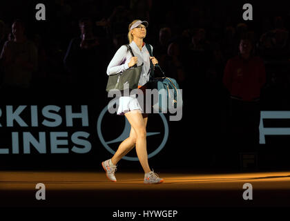 Stuttgart, Deutschland. 26. April 2017. Maria Sharapova aus Russland rund um gegen Italiens Vinci zu spielen, bevor ihre erste Runde Tennis match bei den Porsche Tennis Grand Prix in Stuttgart, Deutschland, 26. April 2017. Bildnachweis: Dpa picture Alliance/Alamy Live News Stockfoto