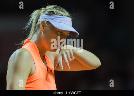 Stuttgart, Deutschland. 26. April 2017. Maria Sharapova aus Russland reagiert auf Italiens Vinci während ihrer ersten Runde Tennis-Match beim Porsche Tennis Grand Prix in Stuttgart, Deutschland, 26. April 2017. Bildnachweis: Dpa picture Alliance/Alamy Live News Stockfoto