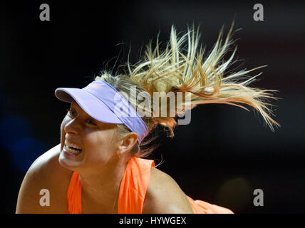 Stuttgart, Deutschland. 26. April 2017. Maria Sharapova aus Russland schlägt gegen Italiens Vinci während ihrer ersten Runde Tennis-Match beim Porsche Tennis Grand Prix in Stuttgart, Deutschland, 26. April 2017. Bildnachweis: Dpa picture Alliance/Alamy Live News Stockfoto