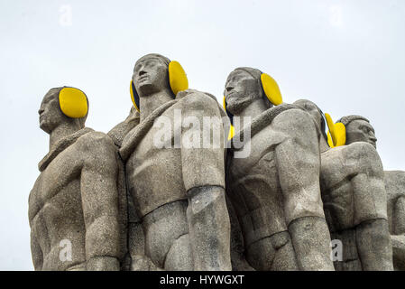 26. April 2017 - SâO Paulo, São Paulo, Brasilien - SAO PAULO, Brasilien - 26.April: Denkmal für die Bandeiras ist mit gelben Gehörschutz auf der "International Noise Awareness Day" in Sao Paulo, Brasilien am 26. April 2017 gesehen. Bildnachweis: Cris Faga/ZUMA Draht/Alamy Live-Nachrichten Stockfoto