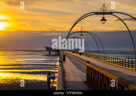 Southport, Lancashire, UK.  Großbritannien Wetter.  26. April 2017.  Colouful Sonnenuntergang über die irische See mit Duschen in Nordwesten heute Abend verlassen ein trockenes klares, aber frostigen Nacht sterben. Die letzten paar Tage Kälte wird durch Erwärmung Südwinde in den nächsten Tagen ersetzt werden. Kredite; MediaWorldImages/AlamyLiveNews. Stockfoto