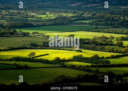 Des Teufels Dyke, Sussex, UK. 26. April 2017. Blick auf die Sussex Weald von der Spitze des Teufels Deich in Sussex heute bei wechselhaftem Wetter Bedingungen Credit: Andrew Hasson/Alamy Live News Stockfoto