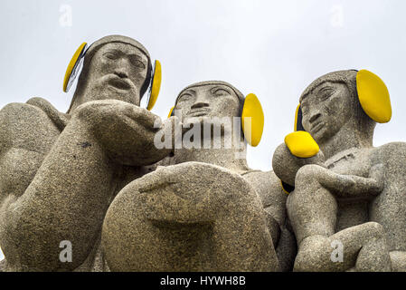 Sao Paulo, Brasilien. 26. April 2017. Das Denkmal für die Bandeiras wird mit gelben Gehörschutz auf der "International Noise Awareness Day" gesehen. Bildnachweis: Cris Faga/ZUMA Draht/Alamy Live-Nachrichten Stockfoto