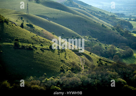 Des Teufels Dyke, Sussex, UK. 26. April 2017. Blick auf die Fulking Böschung von der Spitze des Teufels Deich in Sussex heute bei wechselhaftem Wetter Bedingungen Credit: Andrew Hasson/Alamy Live News Stockfoto