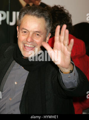 Datei-Foto. 26. April 2017. Oscar-prämierten Regisseur JONATHAN DEMME ist der Krebs Komplikationen gestorben. Er war 73 Jahre alt. Demme ist bekannt für das Schweigen der Lämmer, die 1991 Horror-Thriller, der einen Box Office smash wurde und eine kritische Triumph Regie. Robert Jonathan Demme (22. Februar 1944 - 26. April 2017). Im Bild: 2. Dezember 2006; New York, NY, USA; Regisseur JONATHAN DEMME bei der Ankunft für die private Vorführung von "The Pursuit of Happyness" anlässlich der Beekman Theatre Kredit: Nancy Kaszerman/ZUMAPRESS.com/Alamy Live News Stockfoto