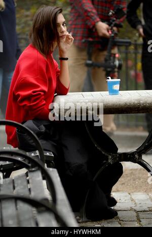 New York, NY, USA. 26. April 2017. Emily Ratajkowski unterwegs für Promi-Schnappschüsse - Mi, New York, NY 26. April 2017. Bildnachweis: Kristin Callahan/Everett Collection/Alamy Live-Nachrichten Stockfoto