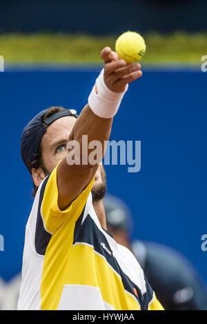 Barcelona, Katalonien, Spanien. 26. April 2017. FELICIANO LOPEZ (ESP) dient bei Tag3 des "Barcelona Open Banc Sabadell" 2017 gegen Albert Montanes (ESP). Lopez gewann 6:2, 6:2 Credit: Matthias Oesterle/ZUMA Draht/Alamy Live News Stockfoto