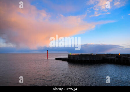 West Bay, Dorset, UK.  26. April 2017.  Großbritannien Wetter.  Dramatische stürmischen Himmel in West Bay in Dorset während des Sonnenuntergangs.  Bildnachweis: Graham Hunt/Alamy Live-Nachrichten Stockfoto