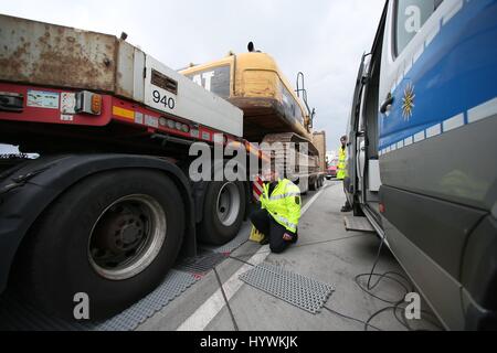 Schleiz, Deutschland. 26. April 2017. Ein Schwerlasttransport Wesen belasteten die Polizei mobilen Waagen an einer Raststätte der Autobahn 9 nahe Schleiz, Deutschland, 26. April 2017. PKW und LKW Anhänger wurden als Teil einer großen Operation unter der Leitung von Polizei, Zoll, das Amt für Arbeitsschutz und das Umweltamt überprüft. Foto: Bodo Schackow/Dpa-Zentralbild/Dpa/Alamy Live News Stockfoto