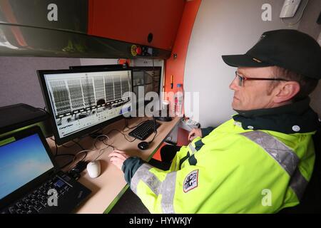 Schleiz, Deutschland. 26. April 2017. Ein Zollbeamter sitzt vor einer Bewertung Monitor auf einem Zoll mobilen Röntgen-Gerät an einer Raststätte der Autobahn 9 nahe Schleiz, Deutschland, 26. April 2017. PKW und LKW Anhänger wurden als Teil einer großen Operation unter der Leitung von Polizei, Zoll, das Amt für Arbeitsschutz und das Umweltamt überprüft. Foto: Bodo Schackow/Dpa-Zentralbild/Dpa/Alamy Live News Stockfoto