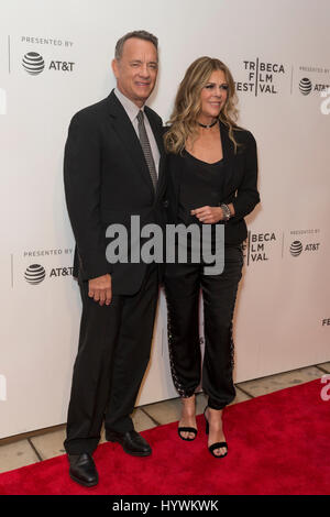 New York, Vereinigte Staaten von Amerika. 26. April 2017. New York, NY USA - 26. April 2017: Tom Hanks und Rita Wilson die Kreis-Premiere auf dem BMCC 2017 Tribeca Film Festival Credit besuchen: Lev Radin/Alamy Live-Nachrichten Stockfoto