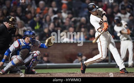 San Francisco, Kalifornien, USA. 26. April 2017. San Francisco Giants linker Feldspieler Drew Stubbs (46) trifft ein einzelnes in der Unterseite des sechsten Inning während ein MLB-Baseball-Spiel zwischen den Los Angeles Dodgers und den San Francisco Giants im AT&T Park in San Francisco, Kalifornien. Valerie Shoaps/CSM/Alamy Live-Nachrichten Stockfoto
