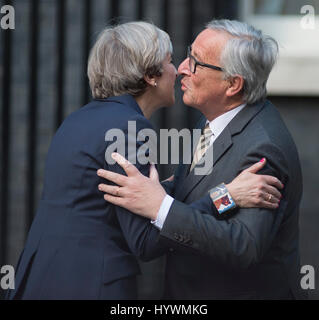 Downing Street, London, UK. 26. April 2017. Premierminister Theresa Mai begrüßt Präsident der Europäischen Kommission, Jean-Claude Juncker und Michel Barnier 10 Downing Street. Bildnachweis: Malcolm Park/Alamy Live-Nachrichten Stockfoto