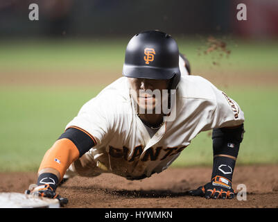 San Francisco, Kalifornien, USA. 26. April 2017. San Francisco Giants Center Fielder Gorkys Hernandez (66) Tauchgänge zurück zum ersten nach einem Pick aus Versuch während einer MLB-Baseball-Spiel zwischen den Los Angeles Dodgers und den San Francisco Giants im AT&T Park in San Francisco, Kalifornien. Valerie Shoaps/CSM/Alamy Live-Nachrichten Stockfoto