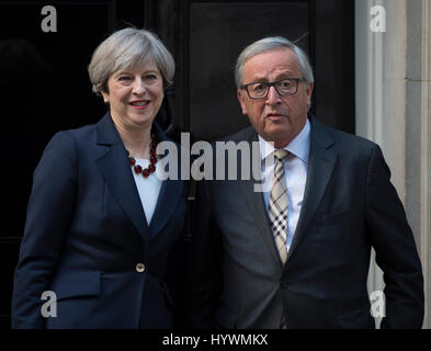 Downing Street, London, UK. 26. April 2017. Premierminister Theresa Mai begrüßt Präsident der Europäischen Kommission, Jean-Claude Juncker und Michel Barnier 10 Downing Street. Bildnachweis: Malcolm Park/Alamy Live-Nachrichten Stockfoto