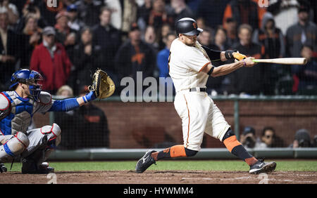 San Francisco, Kalifornien, USA. 26. April 2017. San Francisco Giants Recht Fielder Hunter Pence (8) schlagen ein Opfer zu fliegen während des zehnten Innings während ein MLB-Baseball-Spiel zwischen den Los Angeles Dodgers und den San Francisco Giants im AT&T Park in San Francisco, Kalifornien. Valerie Shoaps/CSM/Alamy Live-Nachrichten Stockfoto