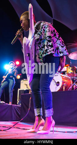 Cheltenham, Gloucestershire UK. Cheltenham Jazz Festival. Laura Mvula führt auf der Bühne Zirkuszelt am Abend Eröffnung des Festivals. Bildnachweis: Charlie Bryan/Alamy Live News Stockfoto