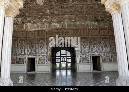 Lahore. 26. April 2017. Foto aufgenommen am 26. April 2017 zeigt eine Ansicht der Lahore Fort oder Shahi Qila in Urdu, in Lahore, Ost-Pakistan. Das Lahore Fort, aufgeführt von der UNESCO als Weltkulturerbe im Jahr 1981, enthält Marmorpalästen und Moscheen geschmückt mit Mosaiken und vergoldet. Bildnachweis: Ahmad Kamal/Xinhua/Alamy Live-Nachrichten Stockfoto