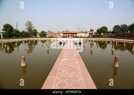 Lahore. 26. April 2017. Foto aufgenommen am 26. April 2017 zeigt eine Ansicht des Gartens Shalamar in Lahore, Ost-Pakistan. Shalamar Garten verkörpert Mughal Gartenentwürfe auf dem Höhepunkt seiner Entwicklung wurde 1981 von der UNESCO als Weltkulturerbe eingetragen. Bildnachweis: Ahmad Kamal/Xinhua/Alamy Live-Nachrichten Stockfoto