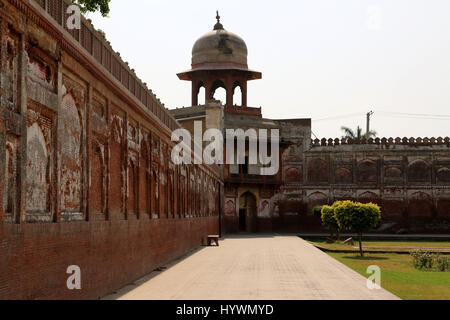 Lahore. 26. April 2017. Foto aufgenommen am 26. April 2017 zeigt eine Ansicht des Gartens Shalamar in Lahore, Ost-Pakistan. Shalamar Garten verkörpert Mughal Gartenentwürfe auf dem Höhepunkt seiner Entwicklung wurde 1981 von der UNESCO als Weltkulturerbe eingetragen. Bildnachweis: Ahmad Kamal/Xinhua/Alamy Live-Nachrichten Stockfoto