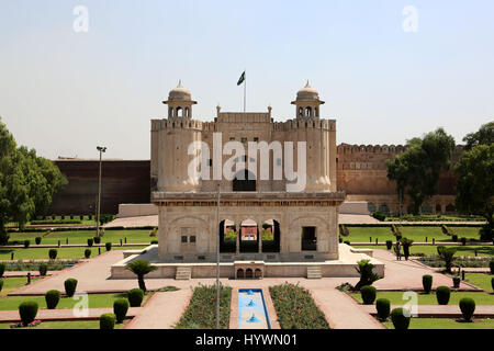 Lahore. 26. April 2017. Foto aufgenommen am 26. April 2017 zeigt eine Ansicht der Lahore Fort oder Shahi Qila in Urdu, in Lahore, Ost-Pakistan. Das Lahore Fort, aufgeführt von der UNESCO als Weltkulturerbe im Jahr 1981, enthält Marmorpalästen und Moscheen geschmückt mit Mosaiken und vergoldet. Bildnachweis: Ahmad Kamal/Xinhua/Alamy Live-Nachrichten Stockfoto