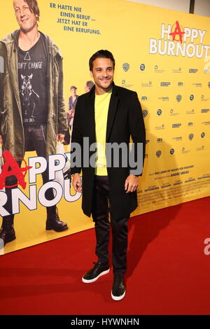 Hamburg, Deutschland, 27. April 2017. Kostja Ullmann Teilnahme an der "Happy Burnout" Premiere statt im Cinemaxx Dammtor, Hamburg, Germany, 26.04.2017. Bildnachweis: T. Marke/Alamy Live-Nachrichten Stockfoto