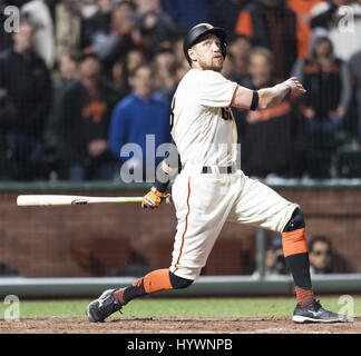 San Francisco, Kalifornien, USA. 26. April 2017. San Francisco Giants Recht Fielder Hunter Pence (8) folgt einen hohe Fly Ball während einer MLB-Baseball-Spiel zwischen den Los Angeles Dodgers und den San Francisco Giants im AT&T Park in San Francisco, Kalifornien. Valerie Shoaps/CSM/Alamy Live-Nachrichten Stockfoto
