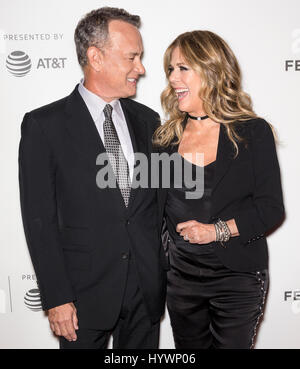 New York, USA. 26. April 2017.  Rita Wilson (L) und Tom Hanks besuchen "The Circle" Screening während des 2017 Tribeca Film Festival am BMCC Tribeca PAC Credit: Ovidiu Hrubaru/Alamy Live News Stockfoto