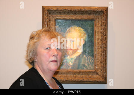 Melbourne, Australien. 27. April 2017. Silvia Cramer ein Nachkomme des Theo Bruder von Vincent Van Gogh besucht die Presse-Preview von Van Gogh und die Jahreszeiten-Ausstellung in der National Gallery of Victoria mit großen Werken der holländischen impressionistischen Malers Vincent Van Gogh reflektieren die vier Jahreszeiten Frühling Sommer Herbst und Winter Stockfoto