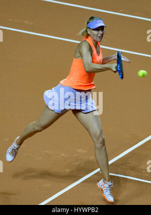 Stuttgart, Deutschland. 26. April 2017. Maria Sharapova aus Russland im Kampf gegen Italiens Vinci während der ersten Runde Tennis-Match beim Porsche Tennis Grand Prix in Stuttgart, Deutschland, 26. April 2017. Foto: Daniel Maurer/Dpa/Alamy Live News Stockfoto