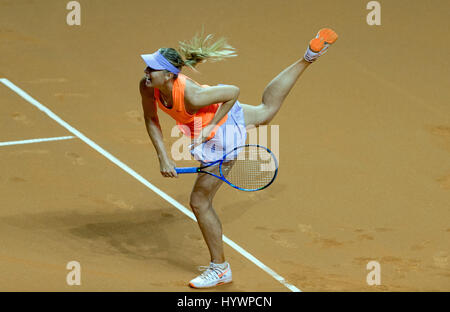 Stuttgart, Deutschland. 26. April 2017. Maria Sharapova aus Russland im Kampf gegen Italiens Vinci während der ersten Runde Tennis-Match beim Porsche Tennis Grand Prix in Stuttgart, Deutschland, 26. April 2017. Foto: Daniel Maurer/Dpa/Alamy Live News Stockfoto