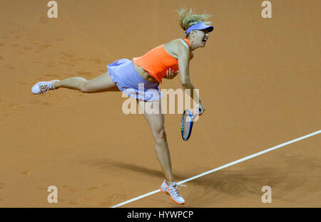 Stuttgart, Deutschland. 26. April 2017. Maria Sharapova aus Russland im Kampf gegen Italiens Vinci während der ersten Runde Tennis-Match beim Porsche Tennis Grand Prix in Stuttgart, Deutschland, 26. April 2017. Foto: Daniel Maurer/Dpa/Alamy Live News Stockfoto